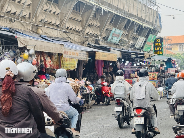 Lấn chiếm lòng đường quanh chợ Bà Chiểu tái diễn, phường Gia Định nói gì? - Ảnh 7.