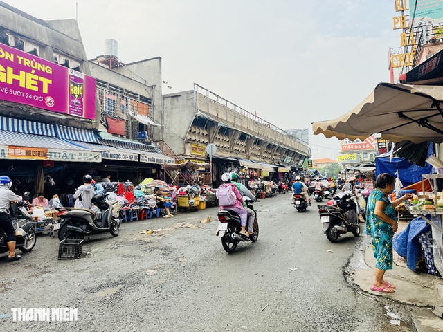 Lấn chiếm lòng đường quanh chợ Bà Chiểu tái diễn, phường Gia Định nói gì? - Ảnh 4.