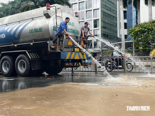 Xe máy té ngã vì bùn đất trên đường Cộng Hòa: CSGT TP.HCM đang xác minh - Ảnh 4.