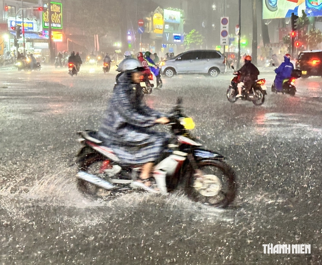 Đám mây giông khổng lồ vẫn còn, TP.HCM và Nam bộ tiếp tục mưa lớn- Ảnh 3.