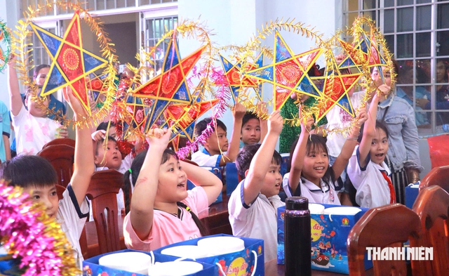 "Lồng đèn thắp sáng ước mơ" lan tỏa khắp tỉnh biên giới Tây Ninh - Ảnh 1.