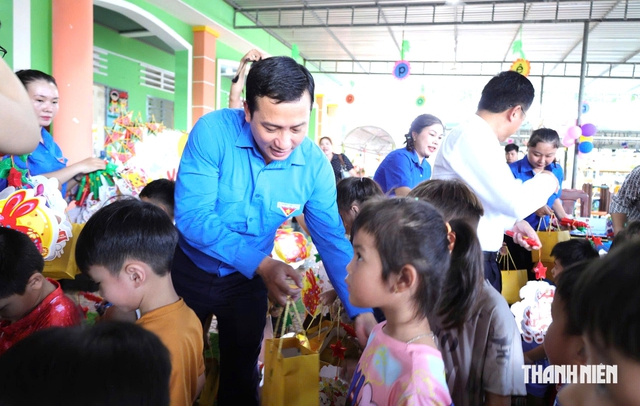 "Lồng đèn thắp sáng ước mơ" lan tỏa khắp tỉnh biên giới Tây Ninh - Ảnh 2.