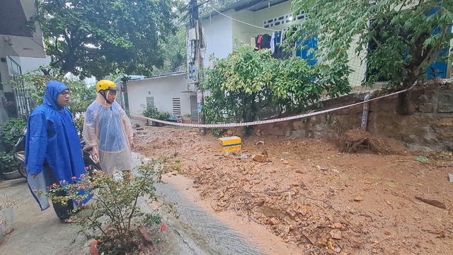 Mưa lớn khiến đất đá trên dốc Mộng Cầm sạt lở vùi lấp tuyến đường- Ảnh 4.