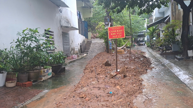 Mưa lớn khiến đất đá trên dốc Mộng Cầm sạt lở vùi lấp tuyến đường- Ảnh 1.