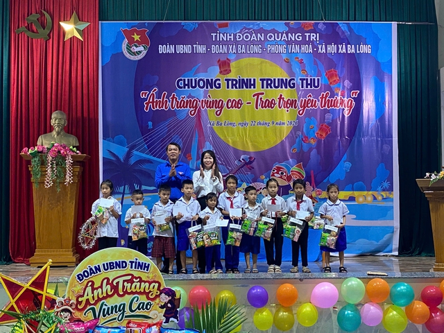 Học sinh vùng sâu Quảng Trị đón trung thu trong mùa mưa lũ - Ảnh 3.
