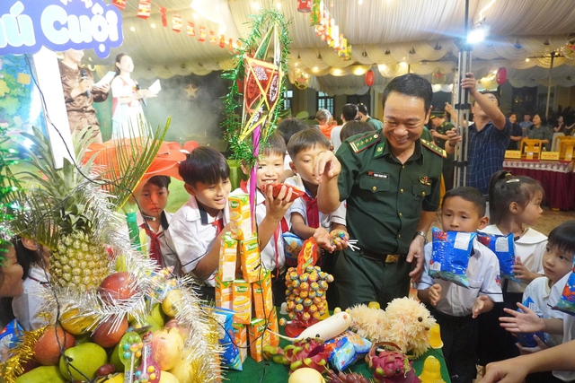 Bộ đội biên phòng Quảng Trị mang Trung thu đến trẻ em vùng biên Việt - Lào- Ảnh 2.