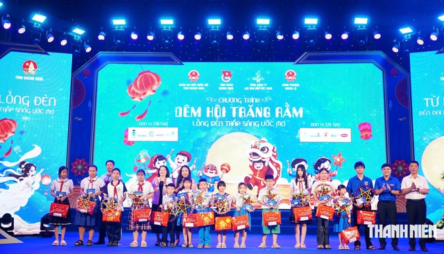 Trao hơn 45.000 suất qu&agrave;, 839 suất học bổng cho thiếu nhi Quảng Ng&atilde;i - Ảnh 4.