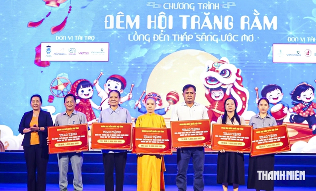 Trao hơn 45.000 suất qu&agrave;, 839 suất học bổng cho thiếu nhi Quảng Ng&atilde;i - Ảnh 3.