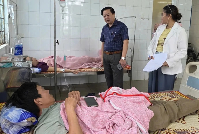 Vụ ăn bánh mì khiến 46 người ngộ độc: Có vi khuẩn trong nhiều mẫu bệnh phẩm - Ảnh 2.