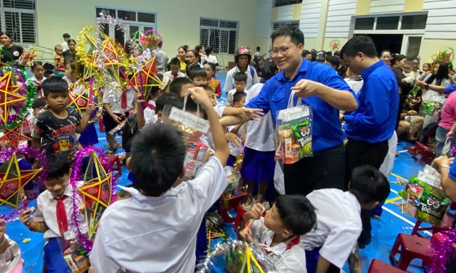 Học sinh vùng sâu Quảng Trị đón trung thu trong mùa mưa lũ - Ảnh 4.