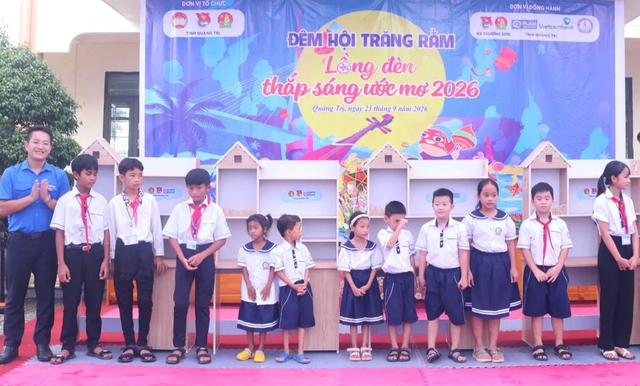 Học sinh vùng sâu Quảng Trị đón trung thu trong mùa mưa lũ - Ảnh 1.