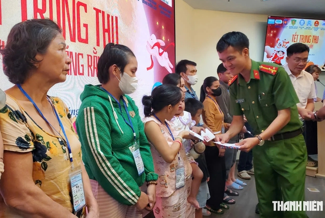 Niềm vui trung thu đến với các em nhỏ mắc bệnh tim - Ảnh 2.