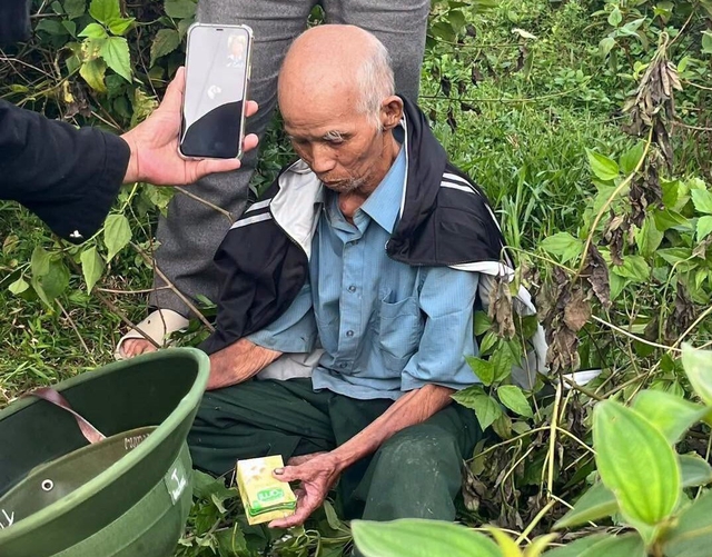Tìm thấy cụ ông 83 tuổi sau gần 6 ngày đi lạc vào rừng - Ảnh 1.