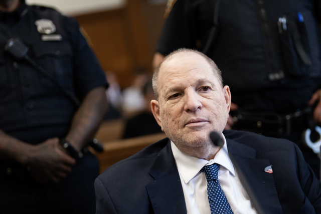 Ông trùm Hollywood Harvey Weinstein đối mặt án tù 25 năm vì tội hiếp dâm - Ảnh 1.