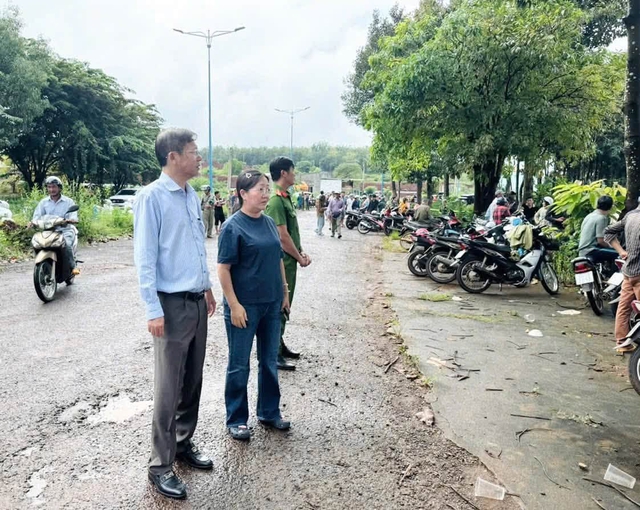 Tìm kiếm người và xe ô tô nghi bị nước lũ cuốn mất tích - Ảnh 3.