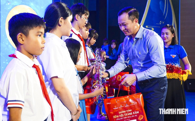 Trao hơn 45.000 suất qu&agrave;, 839 suất học bổng cho thiếu nhi Quảng Ng&atilde;i - Ảnh 5.