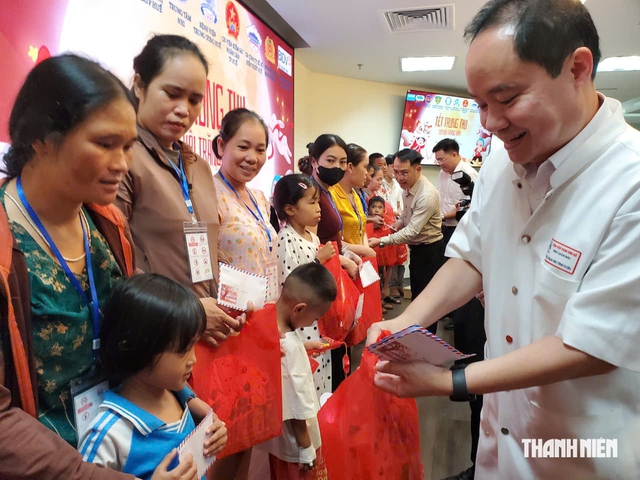 Niềm vui trung thu đến với các em nhỏ mắc bệnh tim - Ảnh 1.