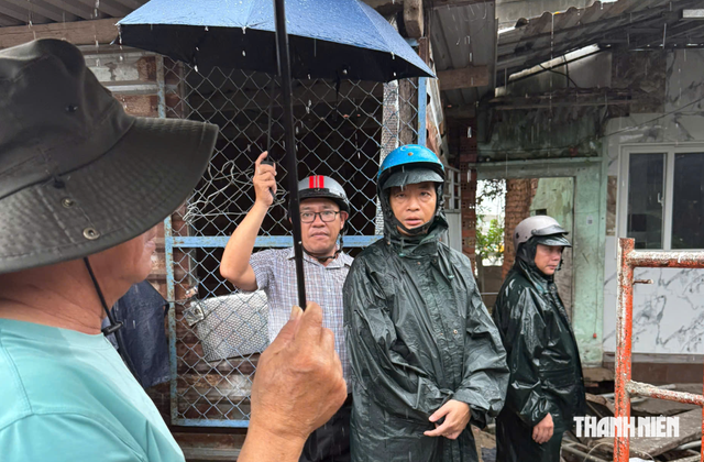 Mưa lớn nước sông Cà Ty dâng cao làm sập nhà dân ở Phan Thiết- Ảnh 1.