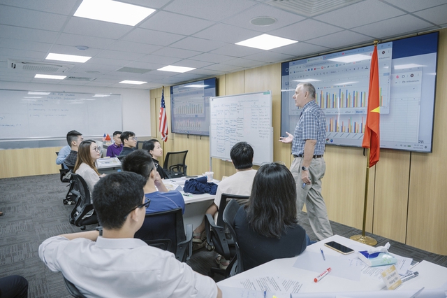 Lợi thế học qua mô phỏng kinh doanh chuẩn Mỹ của CU Denver MBA Việt Nam - Ảnh 1.