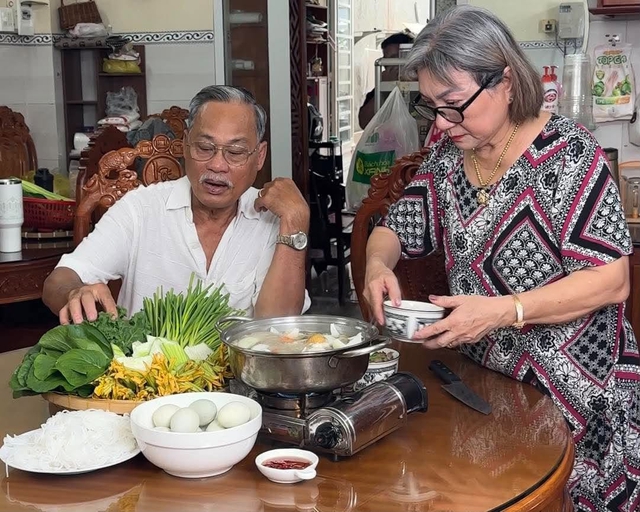 C&ocirc; gi&aacute;o về hưu v&agrave;o bếp kể chuyện ng&agrave;y cũ - Ảnh 1.