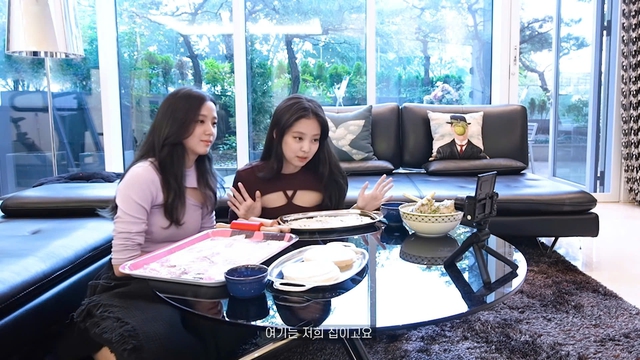 Choáng ngợp căn hộ xa hoa của Jennie (BlackPink), riêng giường ngủ đã hơn 3 tỉ đồng - Ảnh 1.
