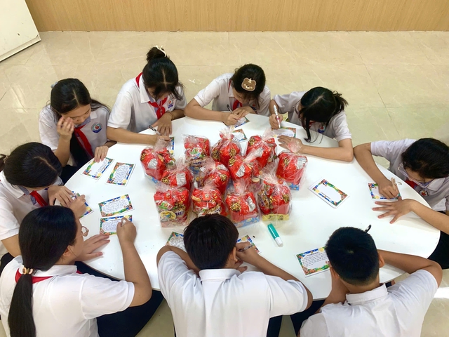 Những "g&oacute;i trăng" gửi y&ecirc;u thương về v&ugrave;ng bi&ecirc;n - Ảnh 2.