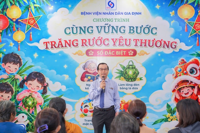 Từ lồng đèn lá dừa đến mặt nạ giấy bồi, đón Trung thu giữa bệnh viện - Ảnh 2.