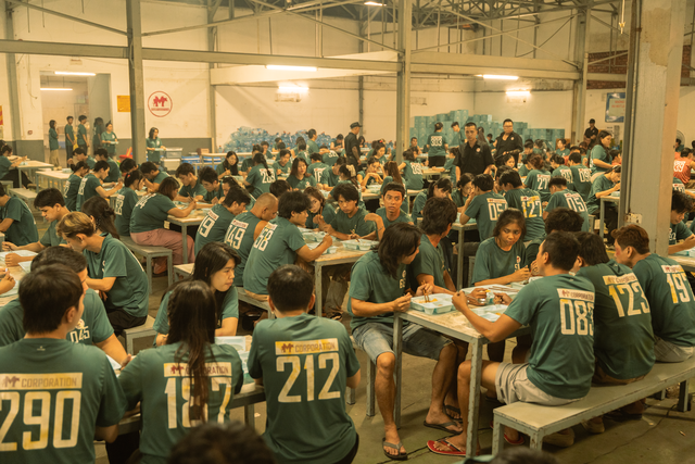 'Trại buôn người' thu hơn 10 tỉ đồng, dẫn đầu phòng vé dù đang chiếu sớm- Ảnh 2.