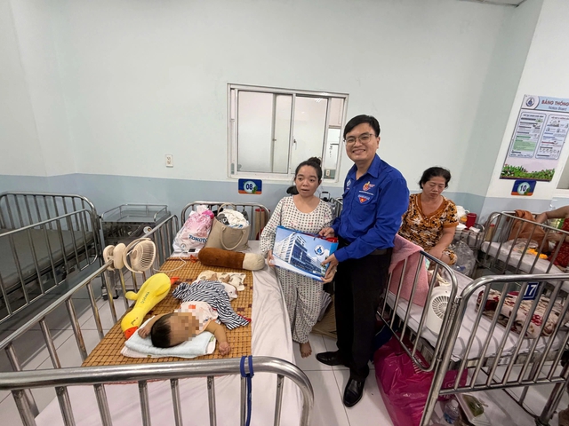 Đầy ắp tình cảm dành cho bệnh nhi ở Bệnh viện Nhi Đồng 1 - Ảnh 2.
