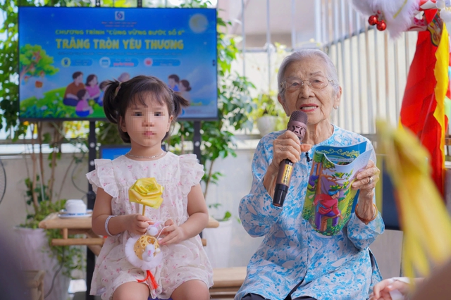 Từ lồng đèn lá dừa đến mặt nạ giấy bồi, đón Trung thu giữa bệnh viện - Ảnh 1.