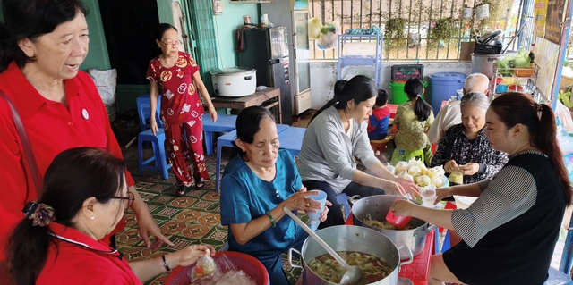 Nguyện giữ bếp cơm đỏ lửa đến hết đời - Ảnh 2.