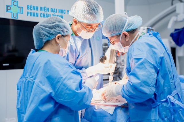 Kỳ t&iacute;ch hồi phục của c&ocirc; g&aacute;i 26 tuổi sau ca phẫu thuật sọ n&atilde;o phức tạp - Ảnh 1.