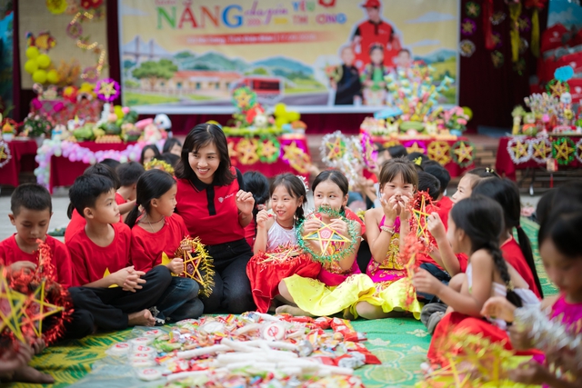 Nụ cười rạng rỡ của hơn 1.300 học sinh vùng biên Điện Biên trong mùa Trung thu - Ảnh 2.