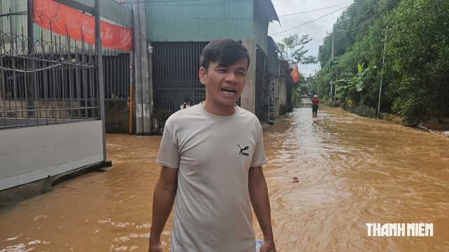 Lũ về lúc rạng sáng, người dân vội vàng dậy đưa xe máy ra khỏi rốn ngập - Ảnh 3.