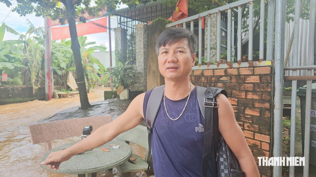 Lũ về lúc rạng sáng, người dân vội vàng dậy đưa xe máy ra khỏi rốn ngập - Ảnh 2.