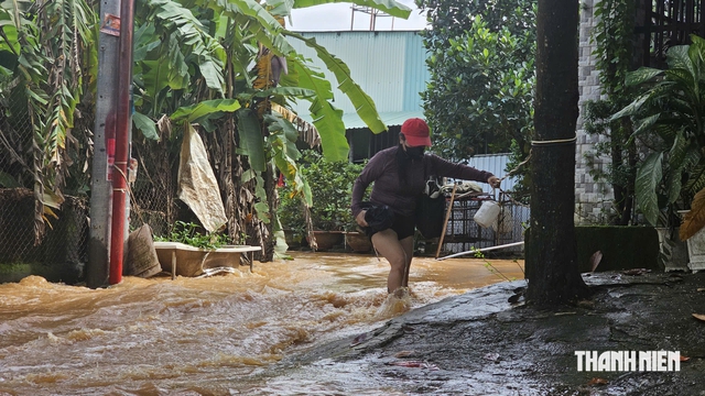 Lũ về lúc rạng sáng, người dân vội vàng dậy đưa xe máy ra khỏi rốn ngập - Ảnh 5.