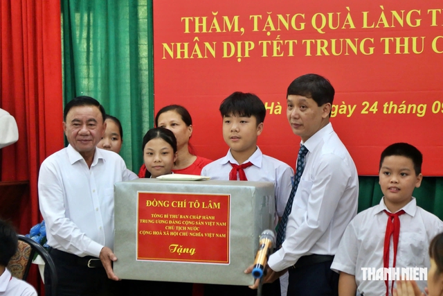 L&atilde;nh đạo Đảng, Nh&agrave; nước, MTTQ tặng qu&agrave; trẻ em dịp tết Trung thu- Ảnh 1.