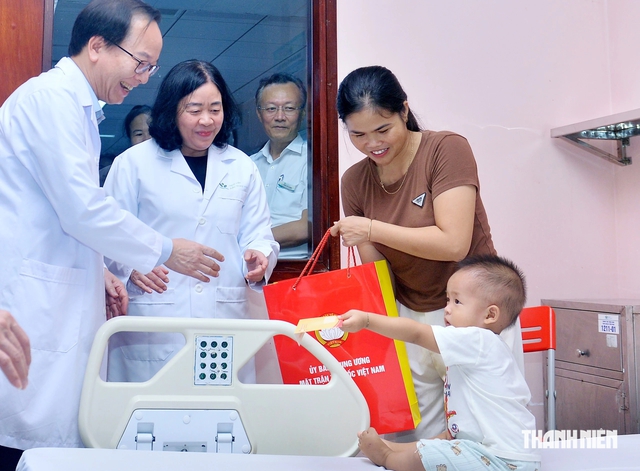 L&atilde;nh đạo Đảng, Nh&agrave; nước, MTTQ tặng qu&agrave; trẻ em dịp tết Trung thu- Ảnh 2.