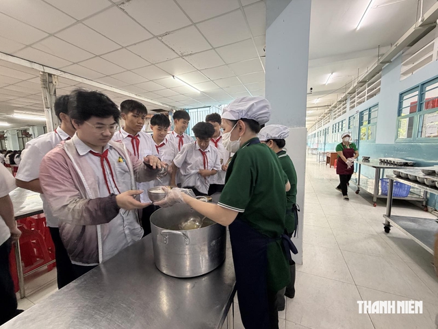 Ngưng bữa ăn b&aacute;n tr&uacute; v&igrave; thủ tục, Sở An to&agrave;n thực phẩm n&oacute;i g&igrave;? - Ảnh 1.