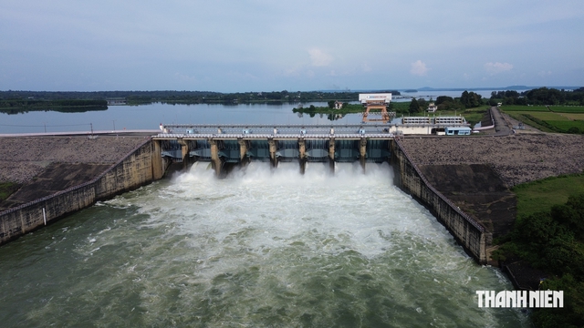 Thủy điện Trị An tăng xả lũ, tổng lưu lượng nước xuống hạ du lên 1.386 m³/giây- Ảnh 1.