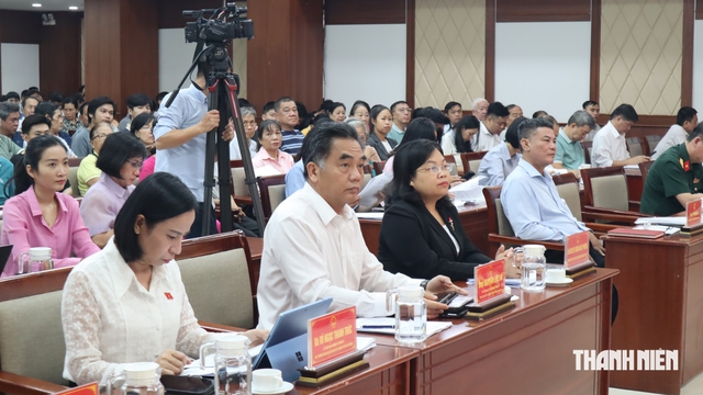 Kh&aacute;ch đi xe bu&yacute;t tăng 49%, v&igrave; sao đường phố TP.HCM vẫn kẹt xe? - Ảnh 1.