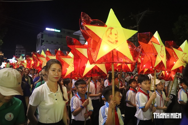 Đ&ecirc;m hội trung thu đặc biệt: Mỗi chiếc đ&egrave;n lồng l&agrave; một c&acirc;u chuyện qu&ecirc; hương- Ảnh 13.