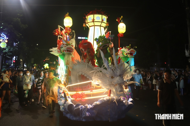 Đ&ecirc;m hội trung thu đặc biệt: Mỗi chiếc đ&egrave;n lồng l&agrave; một c&acirc;u chuyện qu&ecirc; hương- Ảnh 12.