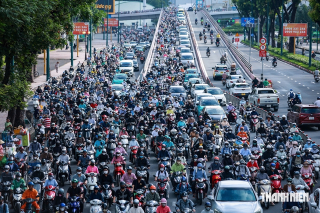 Kh&aacute;ch đi xe bu&yacute;t tăng 49%, v&igrave; sao đường phố TP.HCM vẫn kẹt xe? - Ảnh 2.