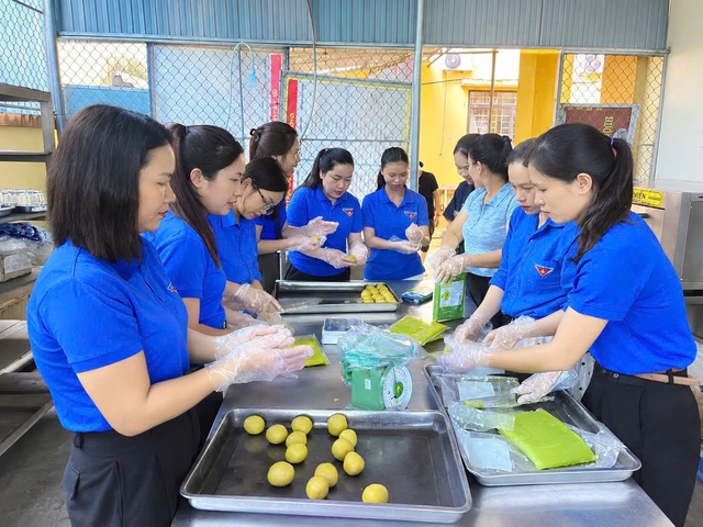 Tuổi trẻ H&agrave; Tĩnh mang Trung thu đến với trẻ em ngh&egrave;o- Ảnh 4.