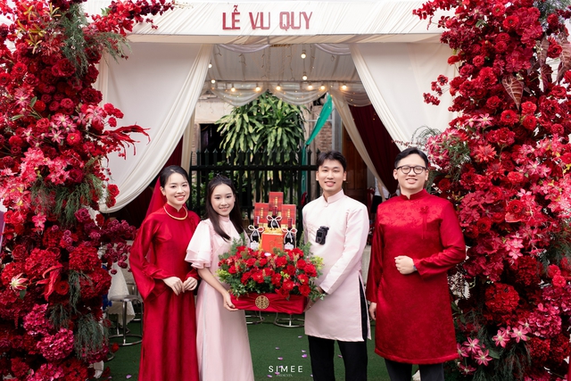 Thợ chụp ảnh nhiệt tình bê tráp giúp chú rể vì thiếu người: Dân mạng thích thú - Ảnh 1.