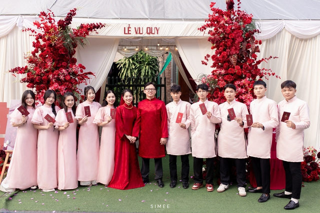 Thợ chụp ảnh nhiệt tình bê tráp giúp chú rể vì thiếu người: Dân mạng thích thú - Ảnh 3.