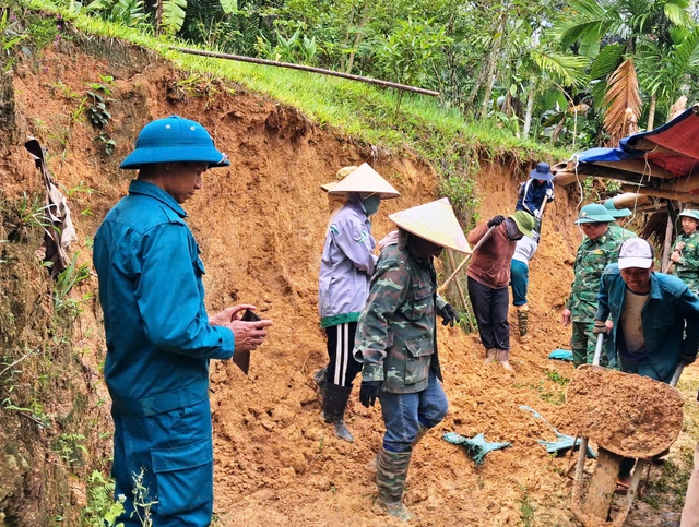 Sạt lở liên tiếp sau mưa lớn, nhiều hộ dân vùng cao Đà Nẵng phải rời nhà- Ảnh 2.