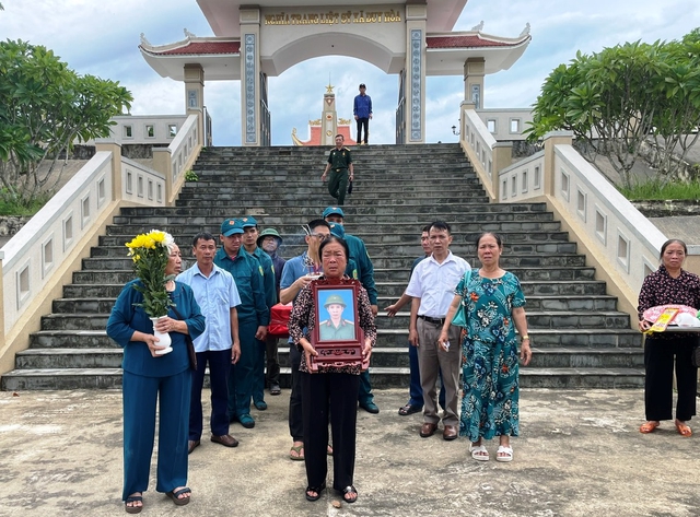 Người cha 97 tuổi, người mẹ 95 tuổi 'gặp' lại con liệt sĩ sau 53 năm- Ảnh 3.