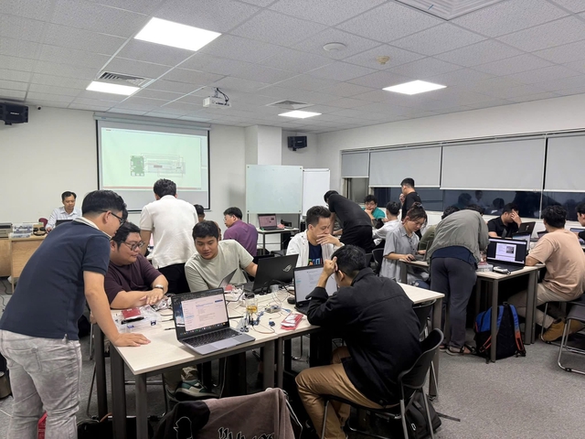 Kỹ sư phần mềm chọn học lên cao sớm để thích ứng với AI - Ảnh 2.